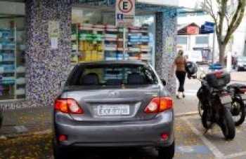 idosos devem renovar cartão de estacionamento em Arujá