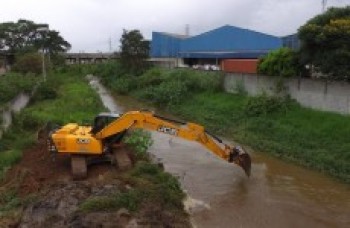 Áreas do Monte Cristo recebem serviços de limpeza e drenagem