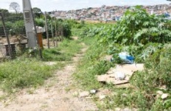 Moradores reclamam de rua da Vila Lavínia sem estrutura