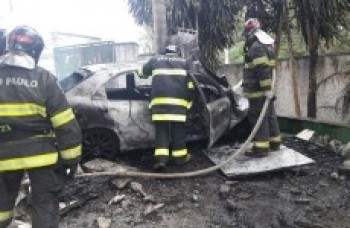 Motorista perde controle e acerta muro de escola