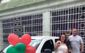 CMC entrega carro para ganhadora da campanha