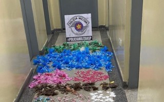 Dois suspeitos foram presos com mais de 1.800 porções de droga