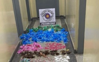 Dois suspeitos foram presos com mais de 1.800 porções de droga