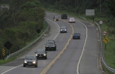 Automóvel capota após perseguição