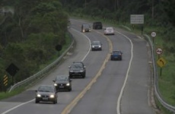 Automóvel capota após perseguição