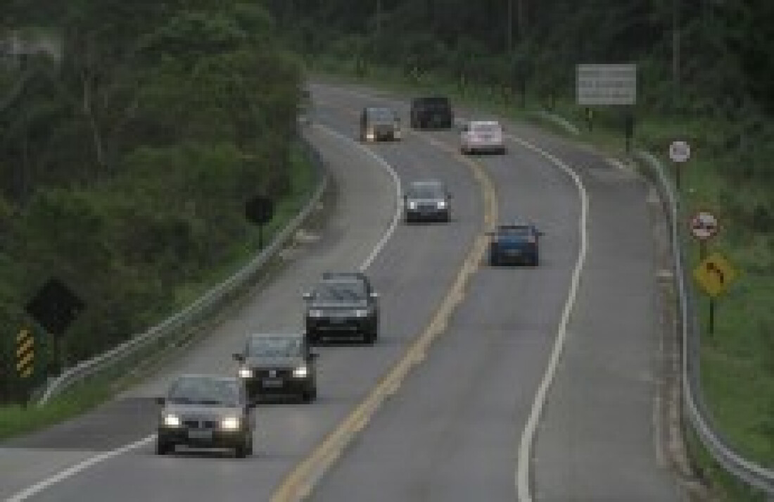 Automóvel capota após perseguição