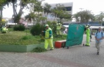 Treze praças na área central são limpas
