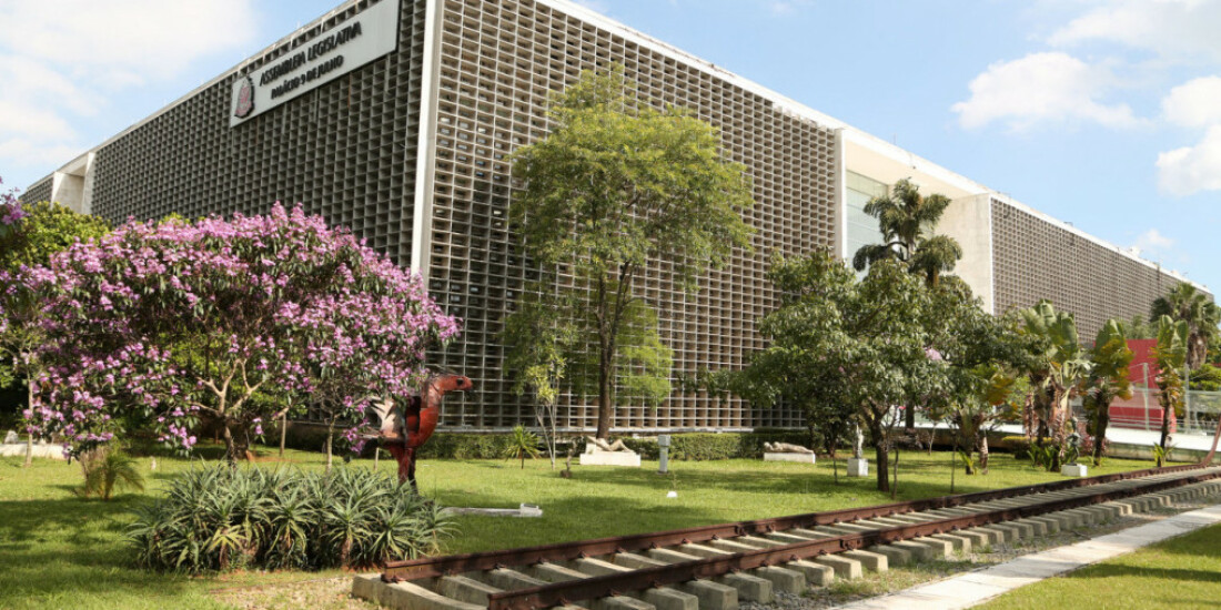 Deputado e estudantes discutem na Assembleia