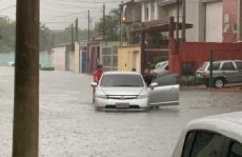 Temporal alaga vários pontos da cidade e gera transtornos