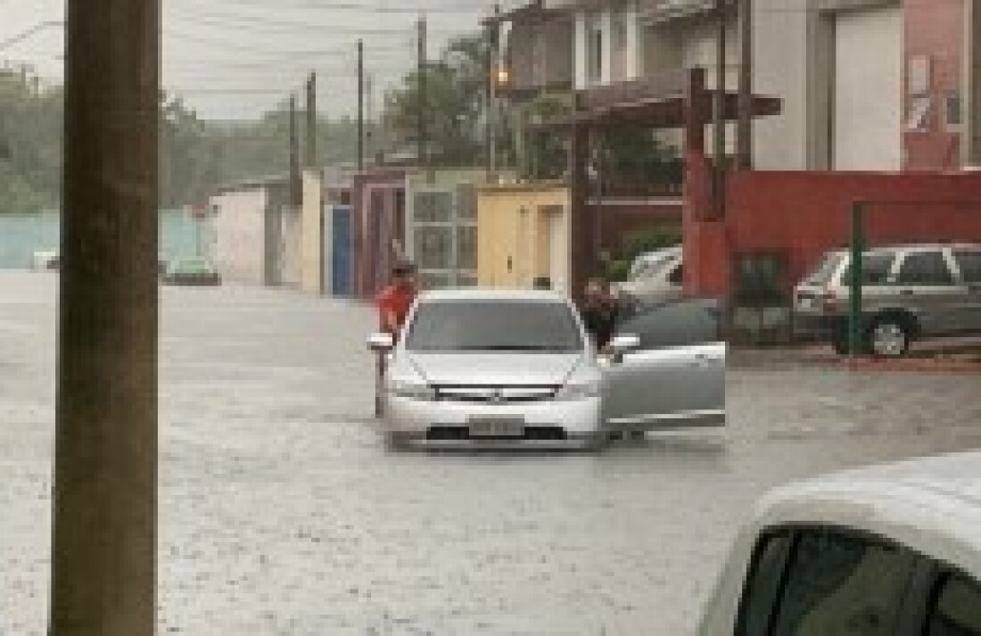 Temporal alaga vários pontos da cidade e gera transtornos