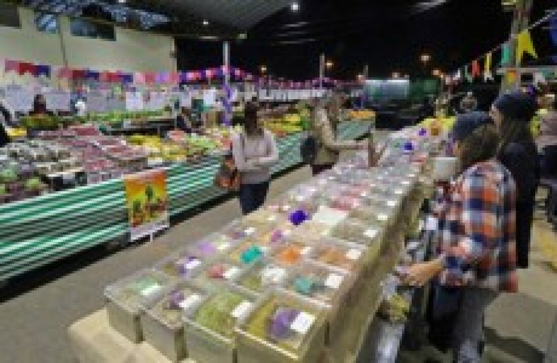 Atrações musicais animam frequentador da feira noturna