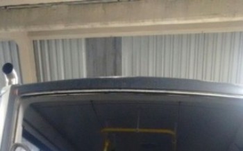 Bolas de gude são jogadas em ônibus
