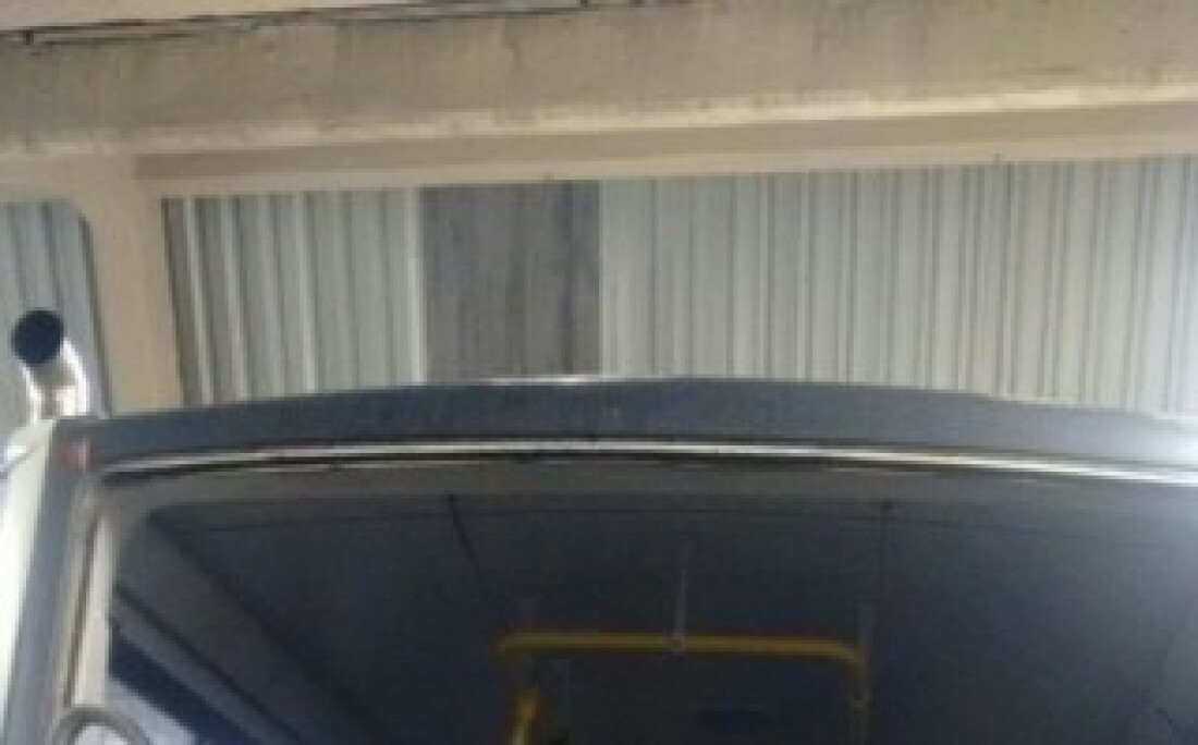 Bolas de gude são jogadas em ônibus