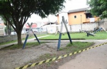 Menina morre após madeira de balanço se soltar e cair