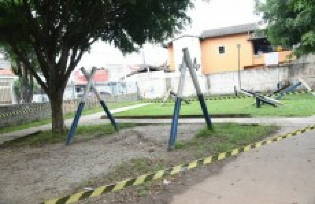 Menina morre após madeira de balanço se soltar e cair