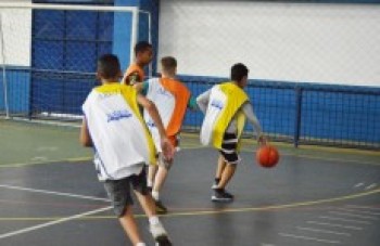 Projeto empresta bolas e redes para prática esportiva