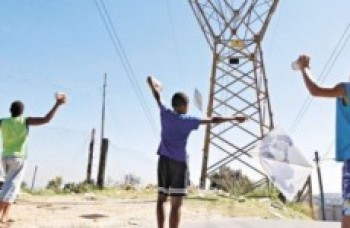 Pipas em rede elétrica cortam a energia de mais de 300 mil clientes