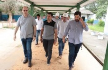 Secretário da Educação visita reforma da escola Raul Brasil