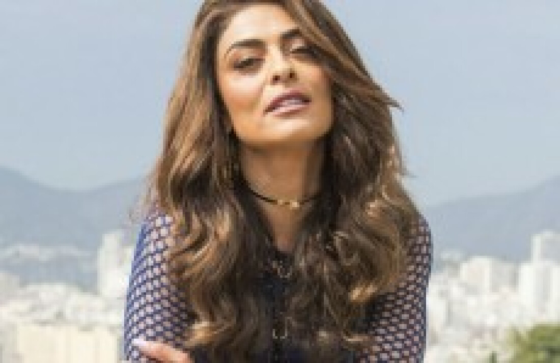 Juliana Paes celebra o prêmio de Melhor Atriz de Televisão da APCA