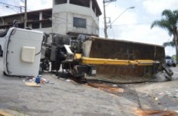 Carreta tomba entre ruas do bairro Vl. São Sebastião