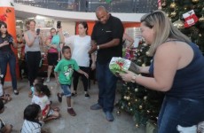 Mercadão distribui presentes para crianças do Botujuru