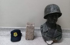 Criminoso tentam furtar monumento