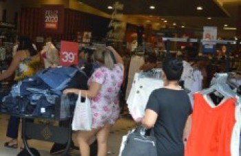 Comércio se beneficia com troca de presentes do Natal