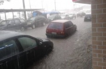 Chuva castiga Suzano: