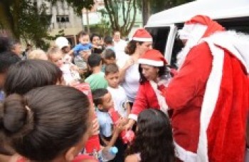 'Faça uma Criança Feliz' doa brinquedos em Itaquá