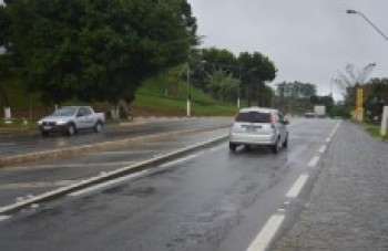Trânsito fica carregado o dia todo