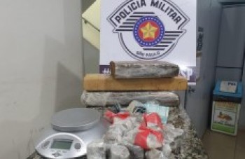 PM apreende 3,5 kg de drogas e balança de precisão na Vila Suíssa