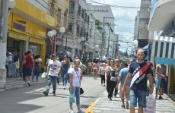 Comércio se anima com clima de Natal