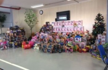 Alunos do Senai distribuem brindes para a garotada