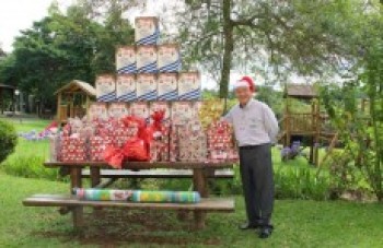 NGK entrega presentes para crianças e jovens
