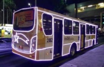 Ônibus iluminados circulam na região