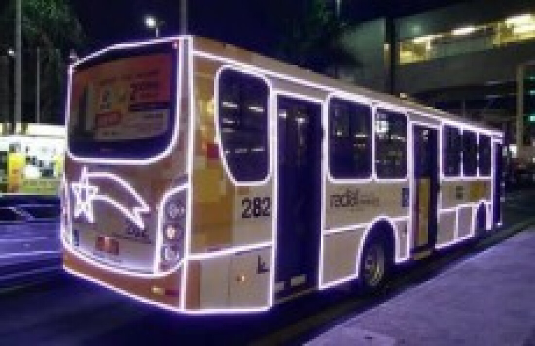 Ônibus iluminados circulam na região
