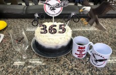 Garra festeja 365 prisões com bolo especial