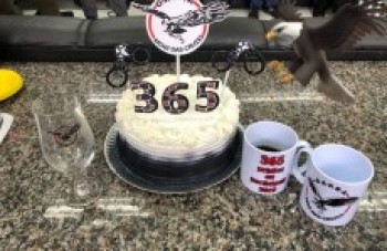 Garra festeja 365 prisões com bolo especial