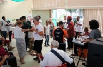 Idosos do Centro Dia recebem festa de Natal