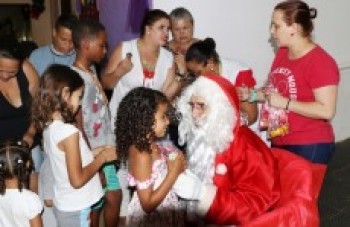Papai Noel passa por UBS e distribui doces às crianças