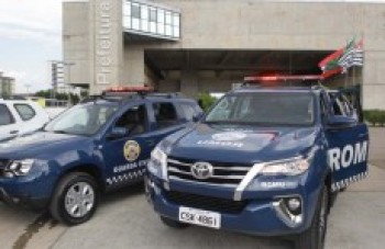 GCM recebe viaturas, armas e equipamentos