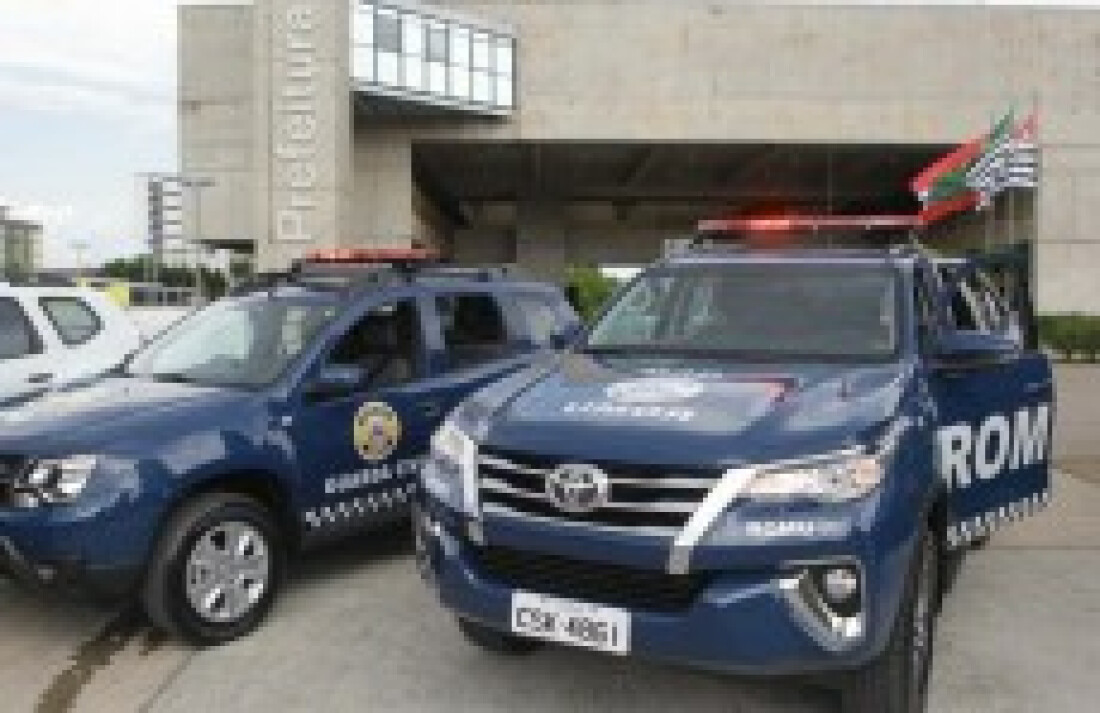 GCM recebe viaturas, armas e equipamentos