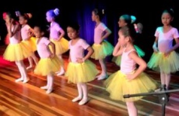 Alunos de balé encantam no encerramento anual