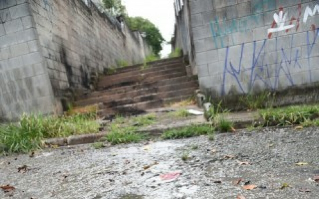 Moradores do Alto do Ipiranga reclamam de vazamento de esgoto:
