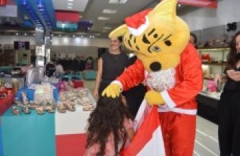 Mascote do mogi basquete faz ação no centro