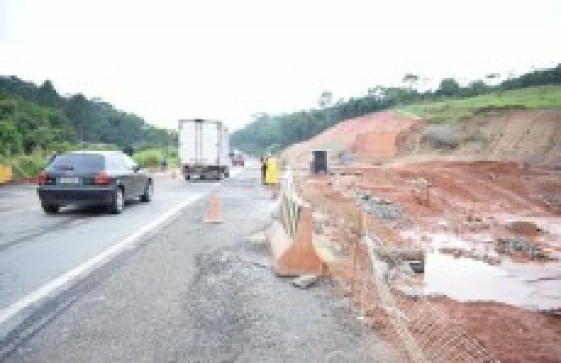Obras dificultam tráfego pela rodovia Mogi-Dutra