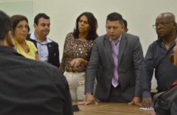 Grupo de ambulantes se reúne com vereadores durante sessão