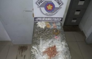 adolescente é detida com drogas e tenta agredir policiais