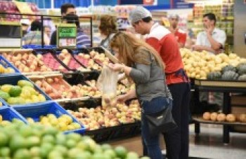 Supermercados ficam cheios em busca da ceia de Ano Novo
