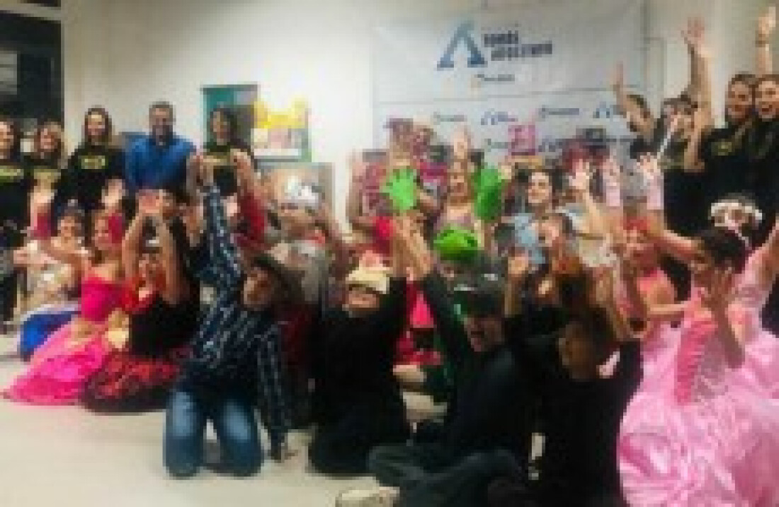 Escola doa brinquedos para campanha de Natal